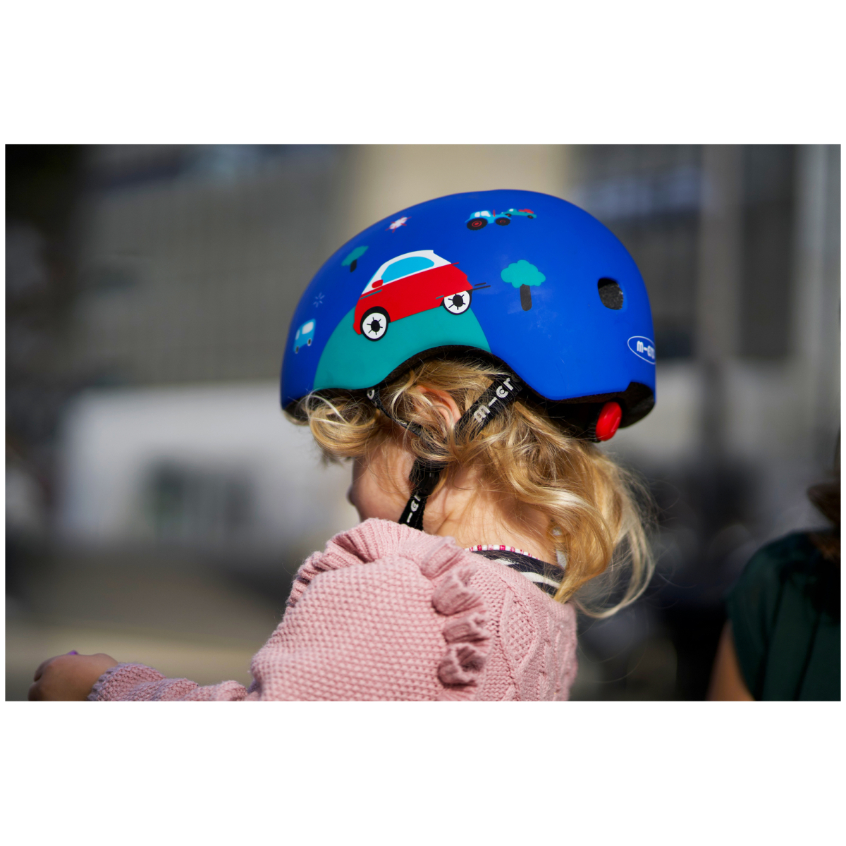 large Micro Helmet Microlino lifetyle 1