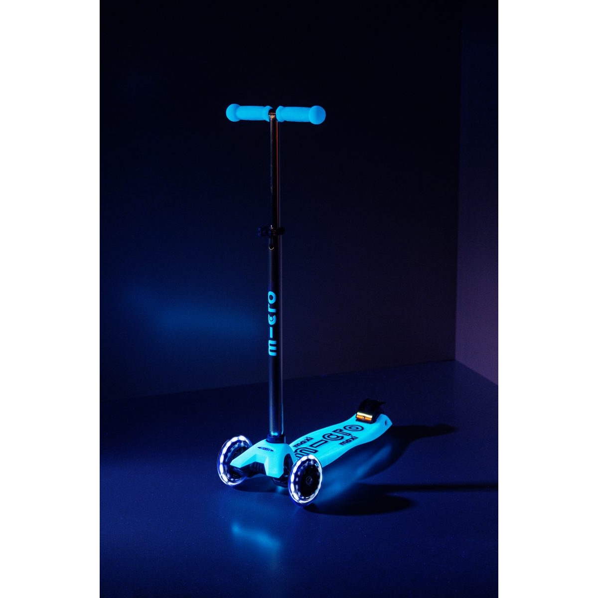 large Maxi Micro Deluxe Glow LED Crystal Blue 2